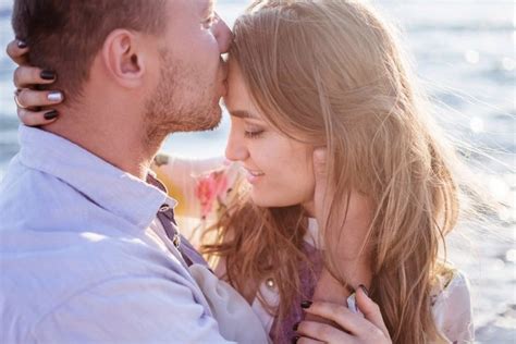 Poljubljanje, če je dobra kemija Erotična masaža Kenema